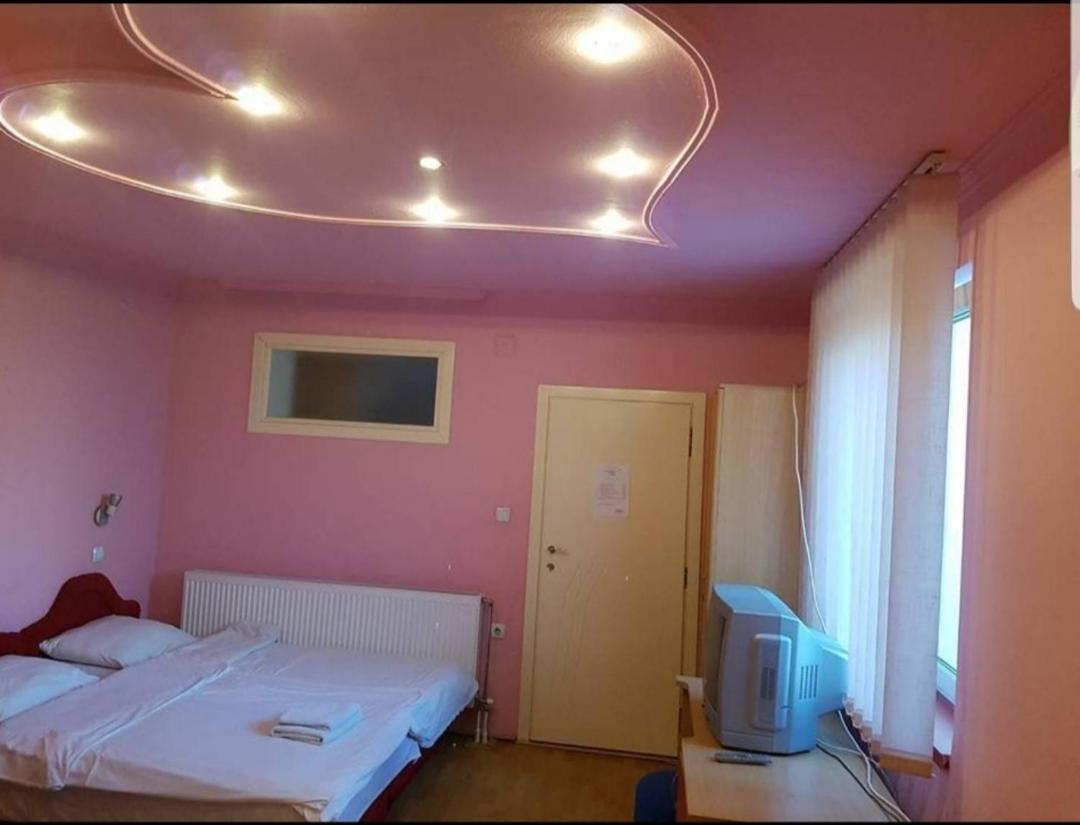 Viktorija Nova Hotel Kanjiza Luaran gambar